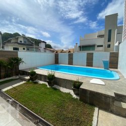 Casa Residencial com 190m², 3 quartos, 3 suítes, 4 garagens, no bairro Pioneiros em Balneário Camboriú