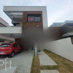 Casa Residencial com 185m², 4 quartos, 1 suíte, 2 garagens, no bairro Rio tavares central em Florianópolis