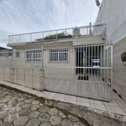 Casa Residencial com 140m², 4 quartos, 2 suítes, 2 garagens, no bairro Capoeiras em Florianópolis