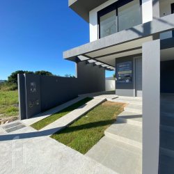 Casa Residencial com 121m², 3 quartos, 3 suítes, 1 garagem, no bairro Moenda em Florianópolis