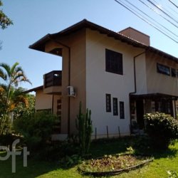 Casa Residencial com 315m², 6 quartos, 2 suítes, 4 garagens, no bairro Cacupé em Florianópolis