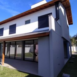 Casa Residencial com 230m², 4 quartos, 3 suítes, 2 garagens, no bairro Cachoeira do bom Jesus Leste em Florianópolis