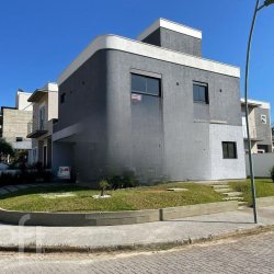 Casa Residencial com 143m², 3 quartos, 3 suítes, 2 garagens, no bairro Recanto dos Açores em Florianópolis