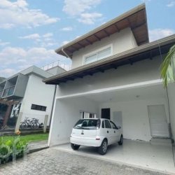 Casa Residencial com 226m², 3 quartos, 1 suíte, 2 garagens, no bairro Campeche Norte em Florianópolis