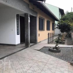 Casa Residencial com 135m², 3 quartos, 1 suíte, 2 garagens, no bairro Centro em Balneário Camboriú