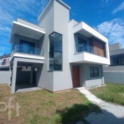 Casa Residencial com 142m², 3 quartos, 3 suítes, 2 garagens, no bairro Campeche Sul em Florianópolis