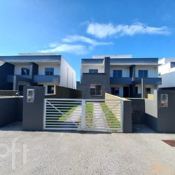 Casa Residencial com 111m², 3 quartos, 2 suítes, 2 garagens, no bairro São João do Rio Vermelho em Florianópolis