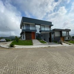 Casa Residencial com 220m², 3 quartos, 2 suítes, 2 garagens, no bairro Itacorubi em Florianópolis