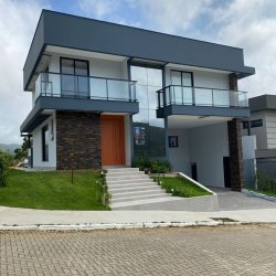 Casa Residencial com 220m², 3 quartos, 2 suítes, 2 garagens, no bairro Itacorubi em Florianópolis