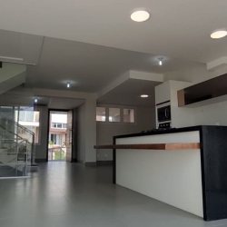 Casa Residencial com 263m², 3 quartos, 3 suítes, 2 garagens, no bairro Cacupé em Florianópolis