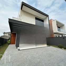 Casa Residencial com 210m², 4 quartos, 3 suítes, 2 garagens, no bairro Ingleses em Florianópolis