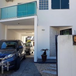 Casa Residencial com 238m², 3 quartos, 1 suíte, 2 garagens, no bairro Agronômica em Florianópolis