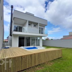 Casa Residencial com 210m², 3 quartos, 3 suítes, 2 garagens, no bairro Campeche Central em Florianópolis