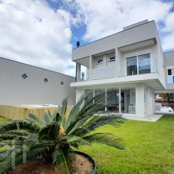 Casa Residencial com 210m², 3 quartos, 3 suítes, 2 garagens, no bairro Campeche Central em Florianópolis