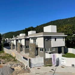 Casa Residencial com 162m², 3 quartos, 3 suítes, 2 garagens, no bairro Recanto dos Açores em Florianópolis