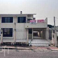 Casa Residencial com 298m², 3 quartos, 1 suíte, 4 garagens, no bairro Coqueiros em Florianópolis