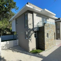 Casa Residencial com 162m², 3 quartos, 3 suítes, 2 garagens, no bairro Recanto dos Açores em Florianópolis