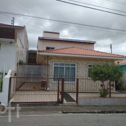 Casa Residencial com 119m², 4 quartos, 1 suíte, 4 garagens, no bairro Saco dos limões em Florianópolis