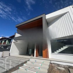 Casa Residencial com 200m², 3 quartos, 3 suítes, 2 garagens, no bairro Rio tavares central em Florianópolis