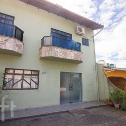 Casa Residencial com 242m², 4 quartos, 2 suítes, 4 garagens, no bairro Trindade em Florianópolis