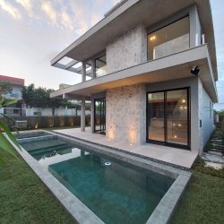 Casa Residencial com 333m², 4 quartos, 3 suítes, 2 garagens, no bairro Campeche em Florianópolis