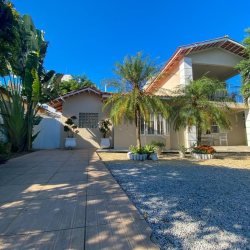 Casa Residencial com 350m², 3 quartos, 2 suítes, 3 garagens, no bairro Campeche em Florianópolis