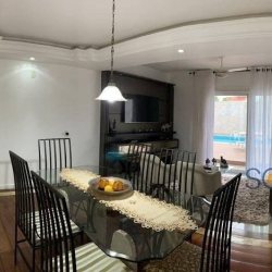 Casa Residencial com 214m², 4 quartos, 1 suíte, 4 garagens, no bairro Carianos em Florianópolis