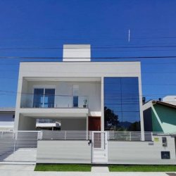 Casa Residencial com 210m², 3 quartos, 3 suítes, 4 garagens, no bairro Campeche em Florianópolis