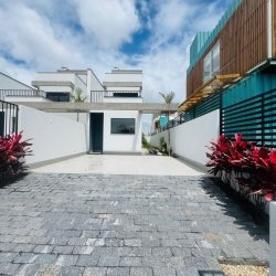 Casa Residencial com 140m², 3 quartos, 1 suíte, 2 garagens, no bairro Campeche em Florianópolis