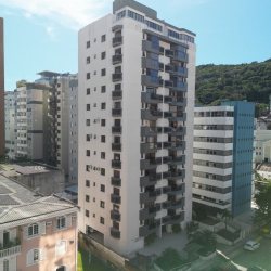 Apartamentos com 140m², 3 quartos, 3 suítes, 2 garagens, no bairro Centro em Florianópolis