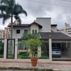 Casa Residencial com 220m², 4 quartos, 2 suítes, 2 garagens, no bairro Córrego Grande em Florianópolis