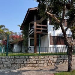 Casa Residencial com 327m², 6 quartos, 1 suíte, 3 garagens, no bairro Trindade em Florianópolis