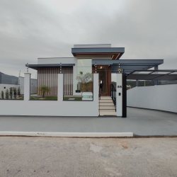 Casa Residencial com 89m², 3 quartos, 1 suíte, 8 garagens, no bairro Forquilhas em São José