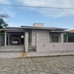 Casa Residencial com 113m², 3 quartos, 1 suíte, 2 garagens, no bairro Carianos em Florianópolis