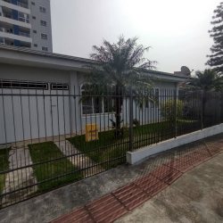 Casa Residencial com 239m², 3 quartos, 1 suíte, 2 garagens, no bairro Barreiros em São José