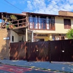 Pousada com 490m², 13 quartos, 3 suítes, 2 garagens, no bairro Canasvieiras em Florianópolis