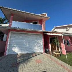 Casa Residencial com 278m², 4 quartos, 2 suítes, 2 garagens, no bairro Ponte Do Imaruim em Palhoça