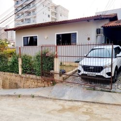 Casa Residencial com 144m², 4 quartos, 1 suíte, 2 garagens, no bairro Barreiros em São José