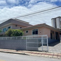 Casa Residencial com 131m², 3 quartos, 1 suíte, 2 garagens, no bairro Jardim Cidade De Florianópolis em São José