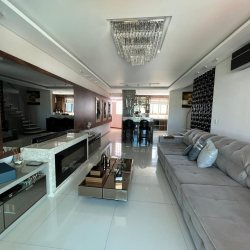 Cobertura com 230m², 4 quartos, 3 suítes, 4 garagens, no bairro Balneário em Florianópolis