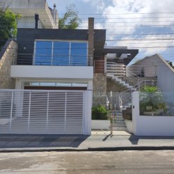 Casa Residencial com 268m², 3 quartos, 1 suíte, 2 garagens, no bairro Pedra Branca em Palhoça