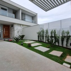 Casa Residencial com 137m², 3 quartos, 1 suíte, 2 garagens, no bairro Campeche em Florianópolis