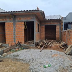 Casa Residencial com 50m², 2 quartos, 2 garagens, no bairro Forquilhas em São José