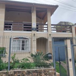 Casa Residencial com 295m², 4 quartos, 2 suítes, 3 garagens, no bairro Trindade em Florianópolis