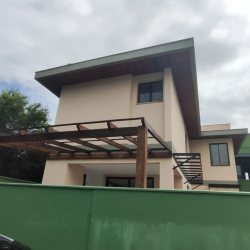 Casa Residencial com 139m², 3 quartos, 1 suíte, 2 garagens, no bairro Rio Tavares em Florianópolis