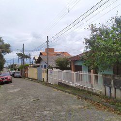 Casa Residencial com 130m², 4 quartos, 1 suíte, 2 garagens, no bairro Sambaqui em Florianópolis