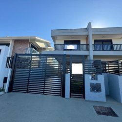 Casa Residencial com 150m², 3 quartos, 3 suítes, 2 garagens, no bairro Campeche em Florianópolis